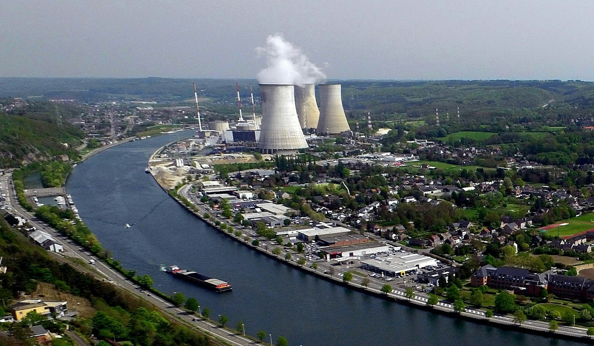 Das belgische Atomkraftwerk Tihange liegt etwa 60 Kilometer von Aachen entfernt. (Archivbild)
