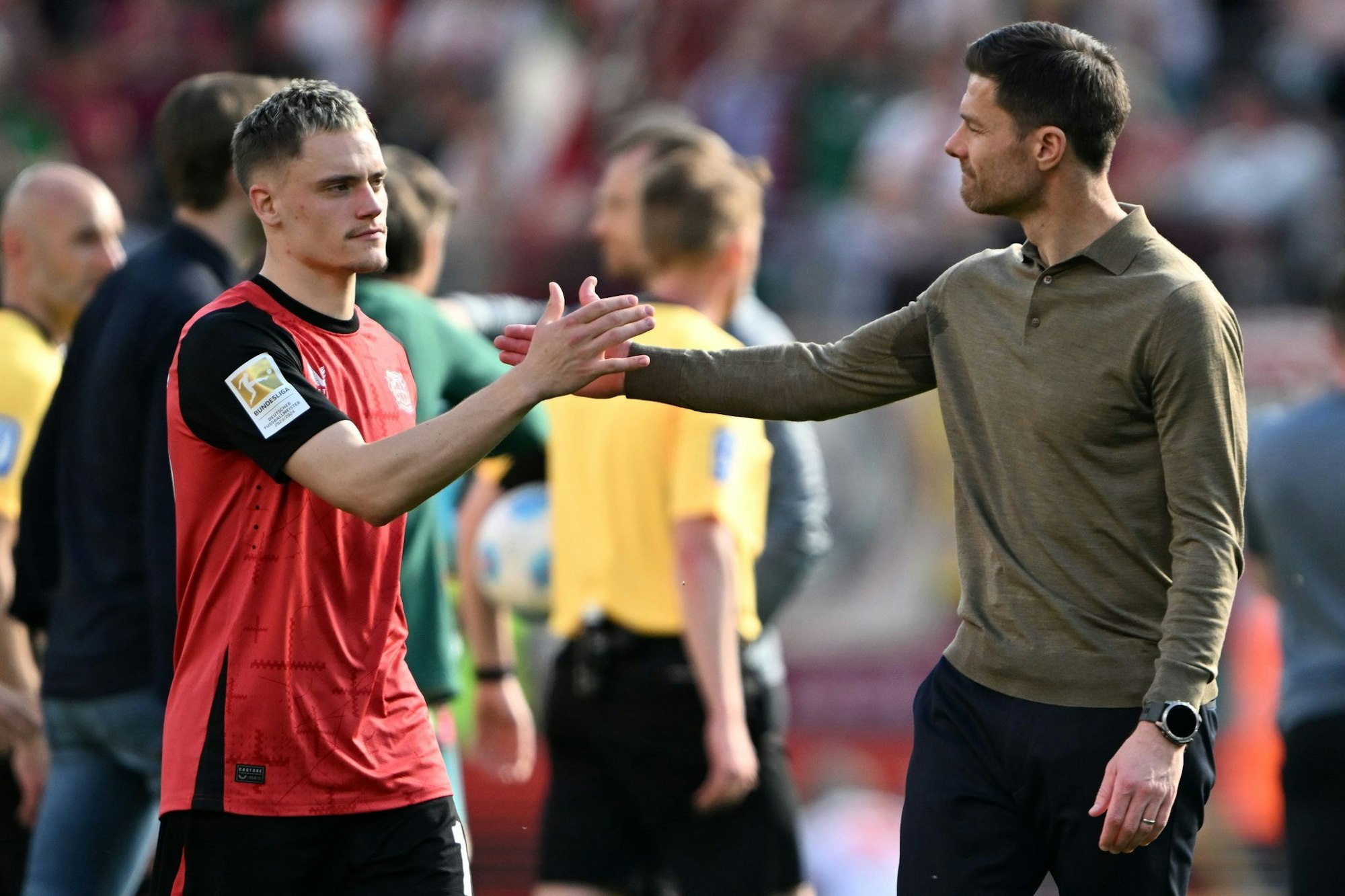 Leverkusens Florian Wirtz und Trainer Xabi Alonso pflegen ein gutes Verhältnis zueinander.