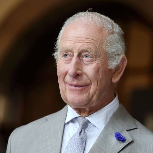 König Charles III. bei einem Besuch in der Cartwright Hall, einer Kunstgalerie und Kulturstätte in Bradford.