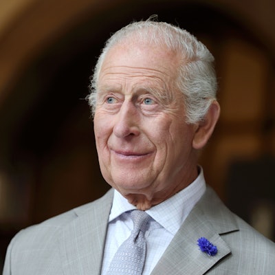 König Charles III. bei einem Besuch in der Cartwright Hall, einer Kunstgalerie und Kulturstätte in Bradford.