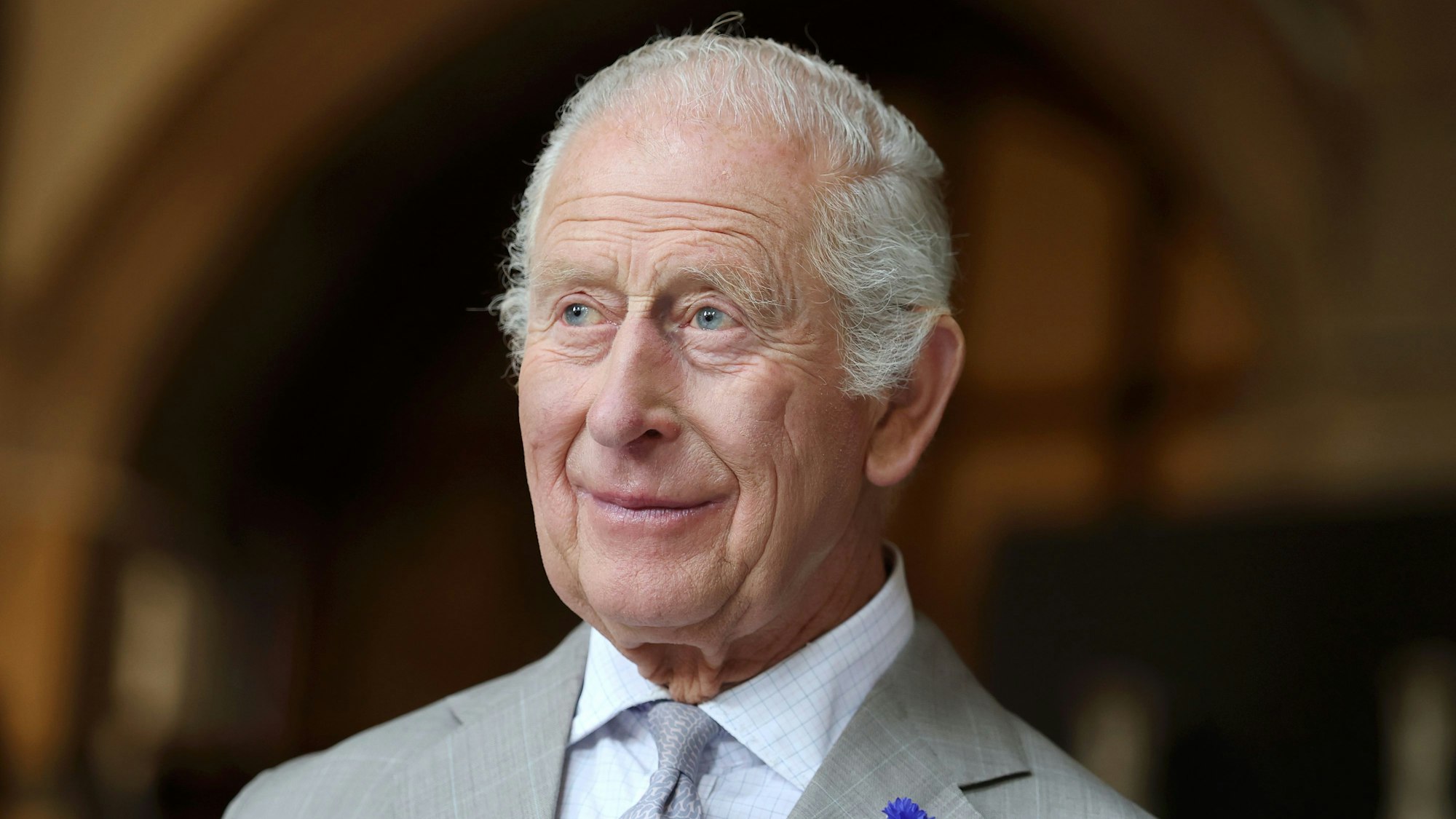 önig Charles III. bei einem Besuch in der Cartwright Hall, einer Kunstgalerie und Kulturstätte in Bradford, West Yorkshire, wo er die David-Hockney-Galerie besuchte, die dem Leben und der Karriere des in Bradford geborenen Künstlers gewidmet ist.