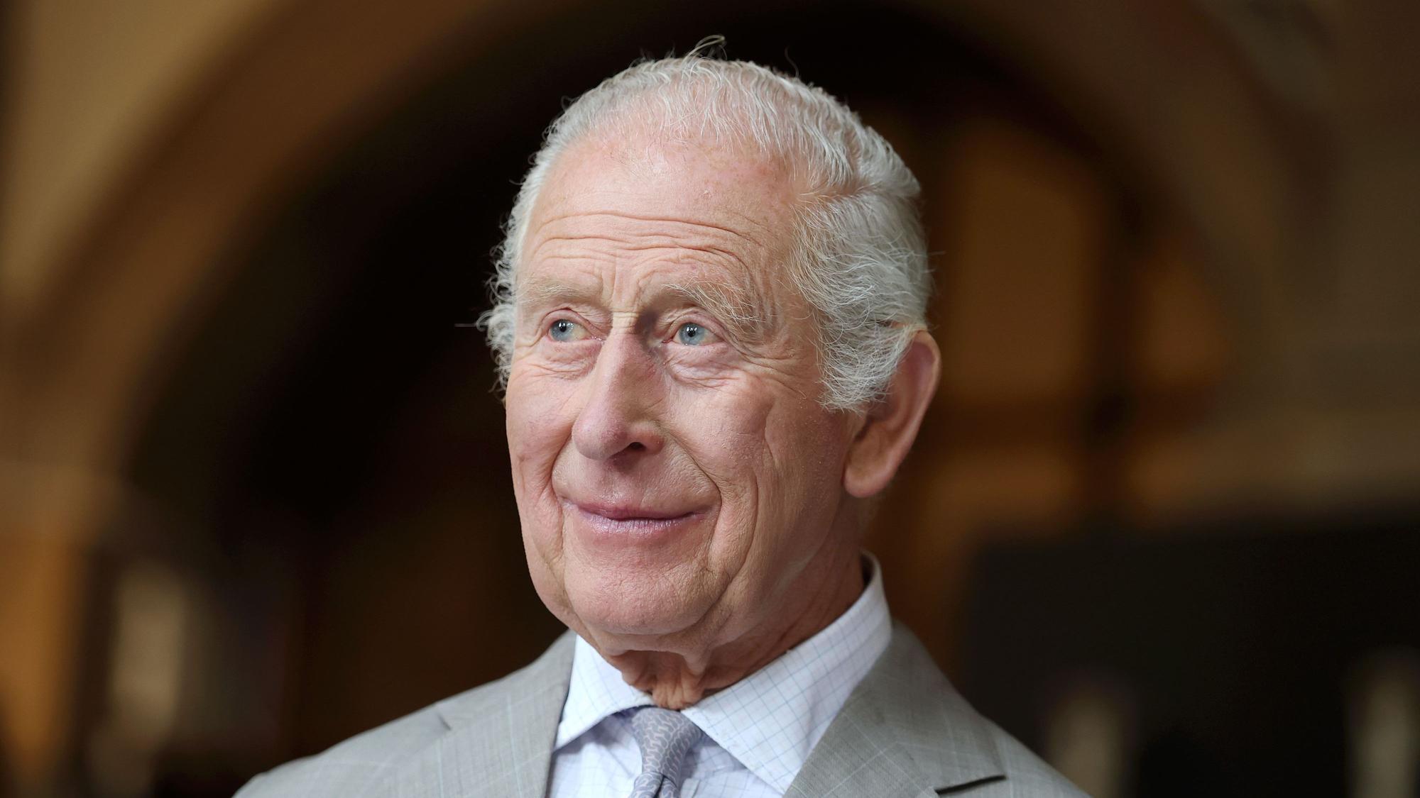 König Charles III. bei einem Besuch in der Cartwright Hall, einer Kunstgalerie und Kulturstätte in Bradford.