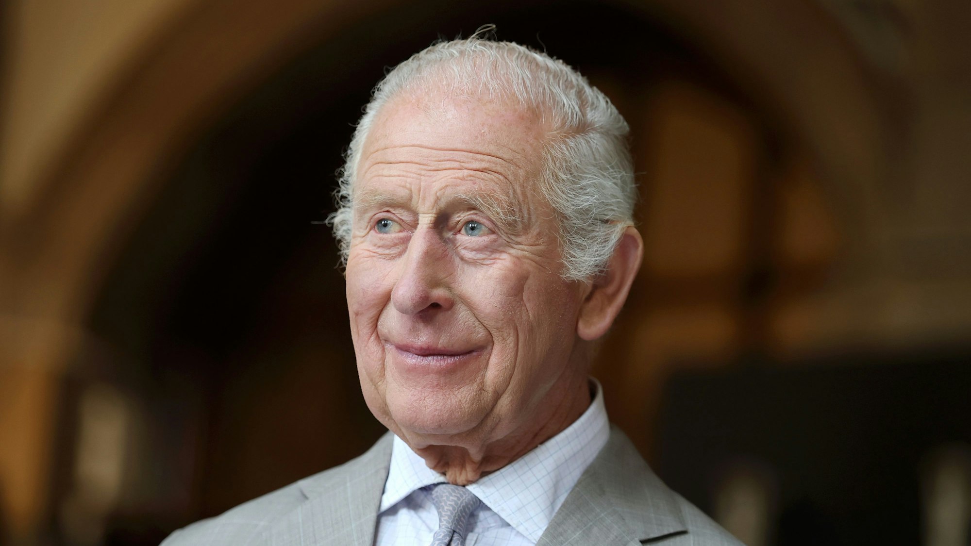 König Charles III. bei einem Besuch in der Cartwright Hall, einer Kunstgalerie und Kulturstätte in Bradford.