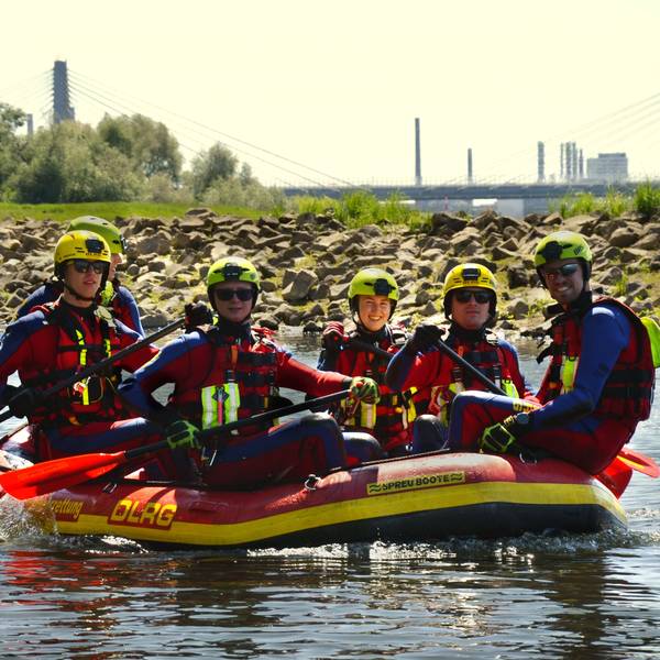 Junge Männer in einem Schlauchboot