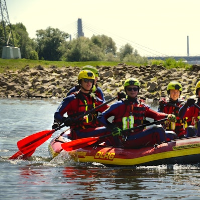Junge Männer in einem Schlauchboot