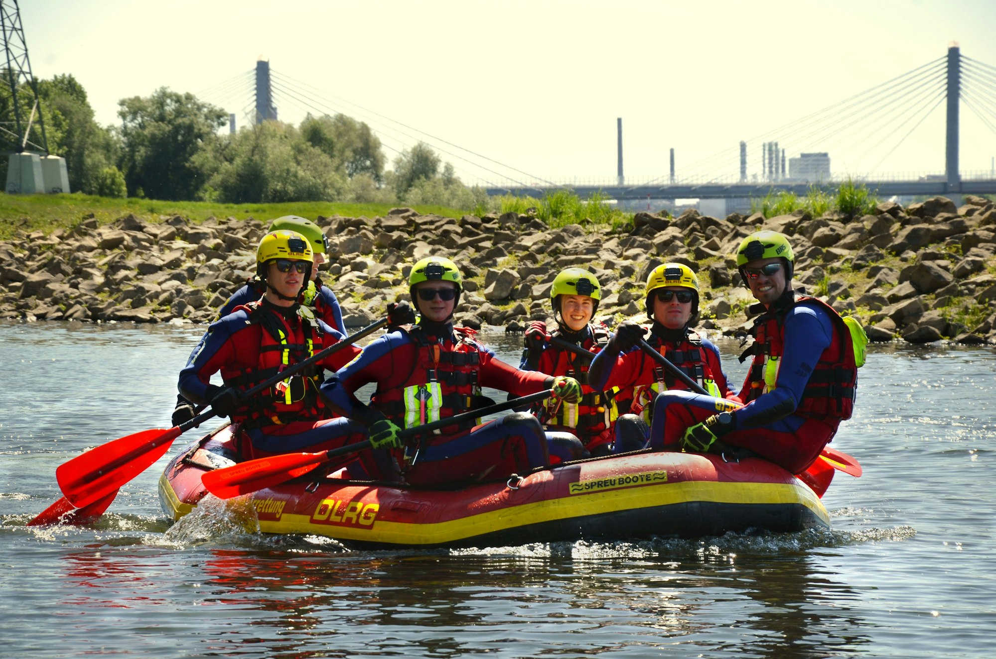 Junge Männer in einem Schlauchboot