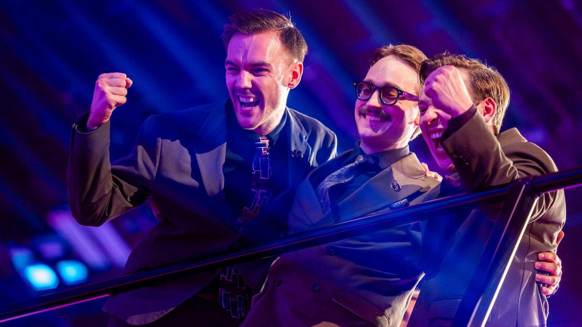 KAJ aus Schweden jubelt nach dem Sieg im ersten Halbfinale des 69. Eurovision Song Contest in der Arena St. Jakobshalle.