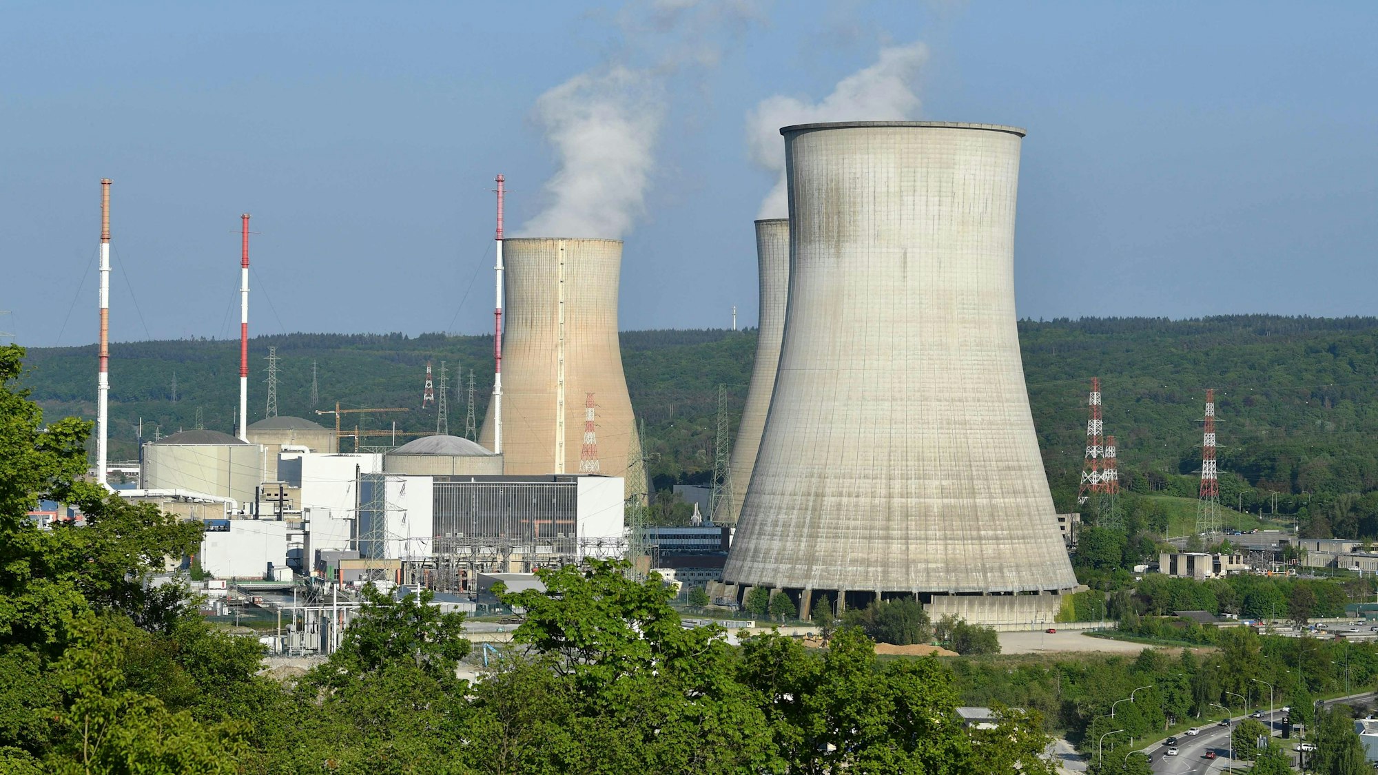 Das Atomkraftwerk Tihange steht am Ufer des Flusses Maas. (Archivbild)