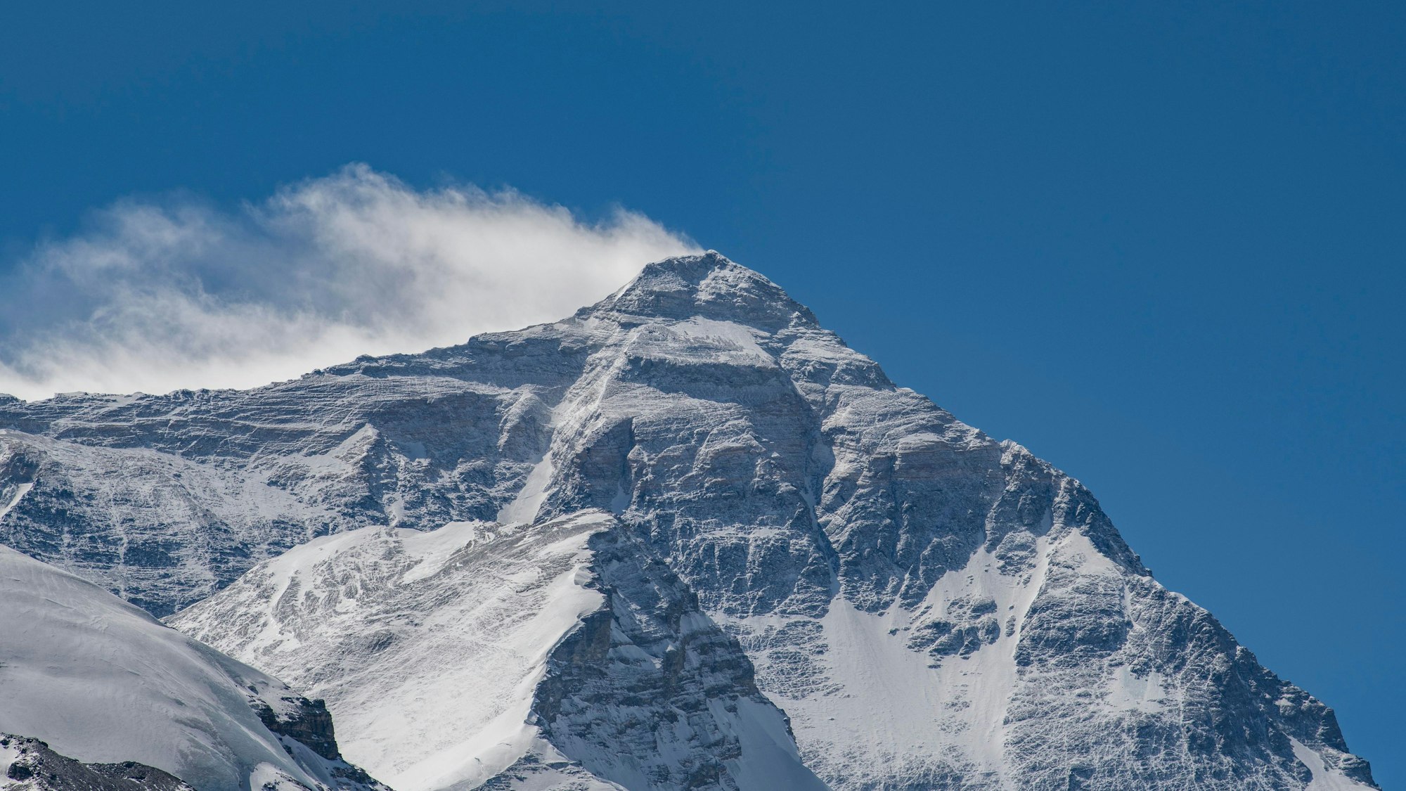 Der Mount Everest ist 8849 Meter hoch.