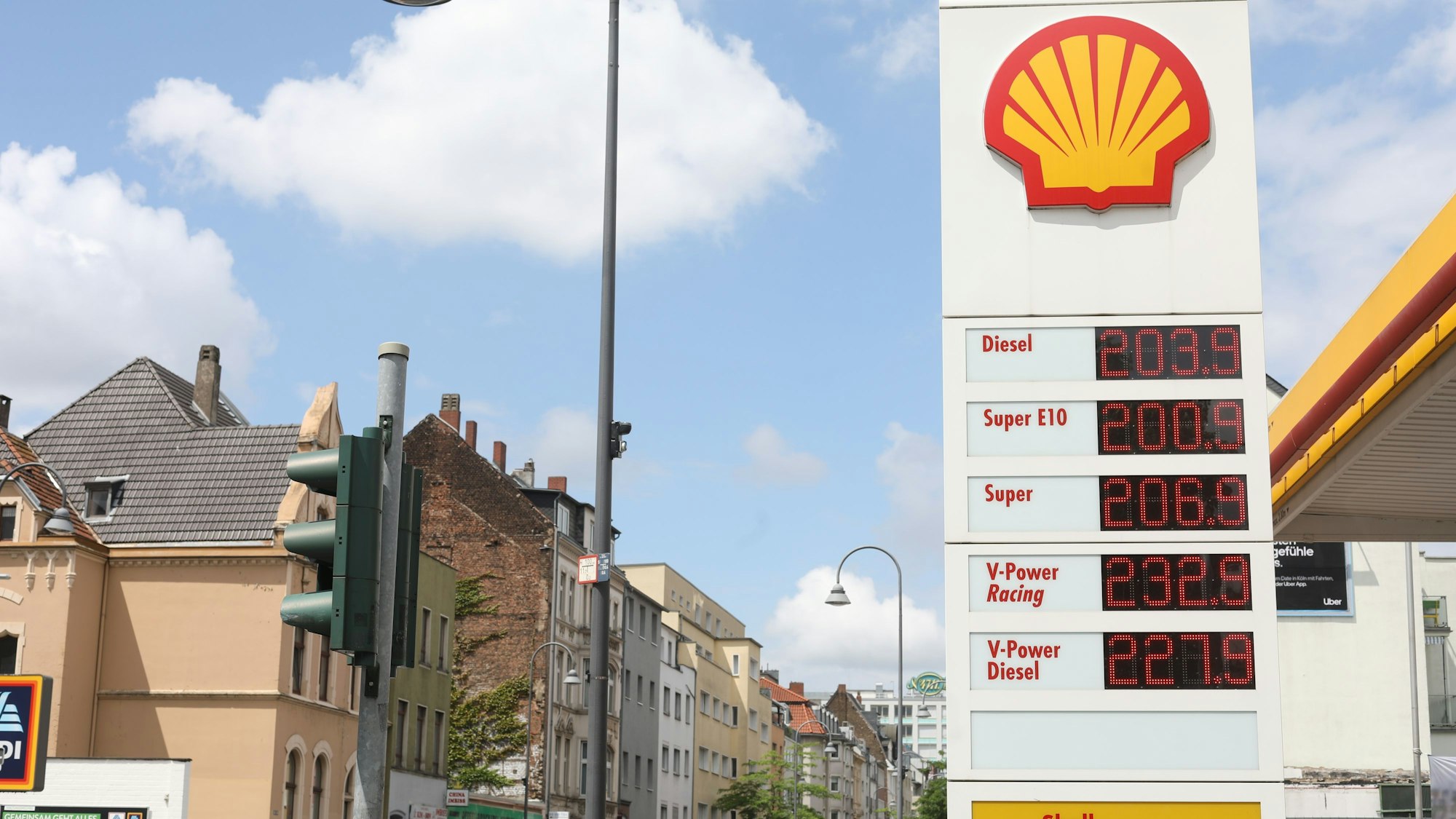 Shell-Tankstelle in Ehrenfeld an der Venloer Straße
