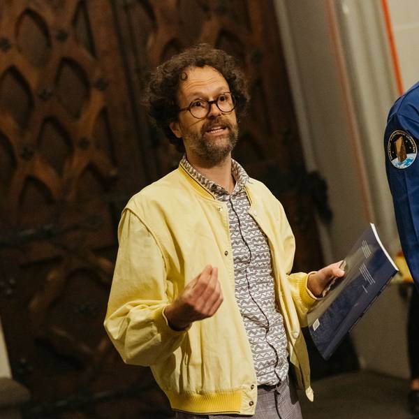 Künstler Andrés Galeano mit dem Raumanzug der Domstein-Mission