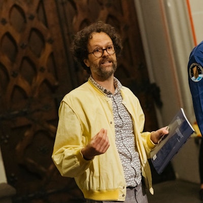 Künstler Andrés Galeano mit dem Raumanzug der Domstein-Mission