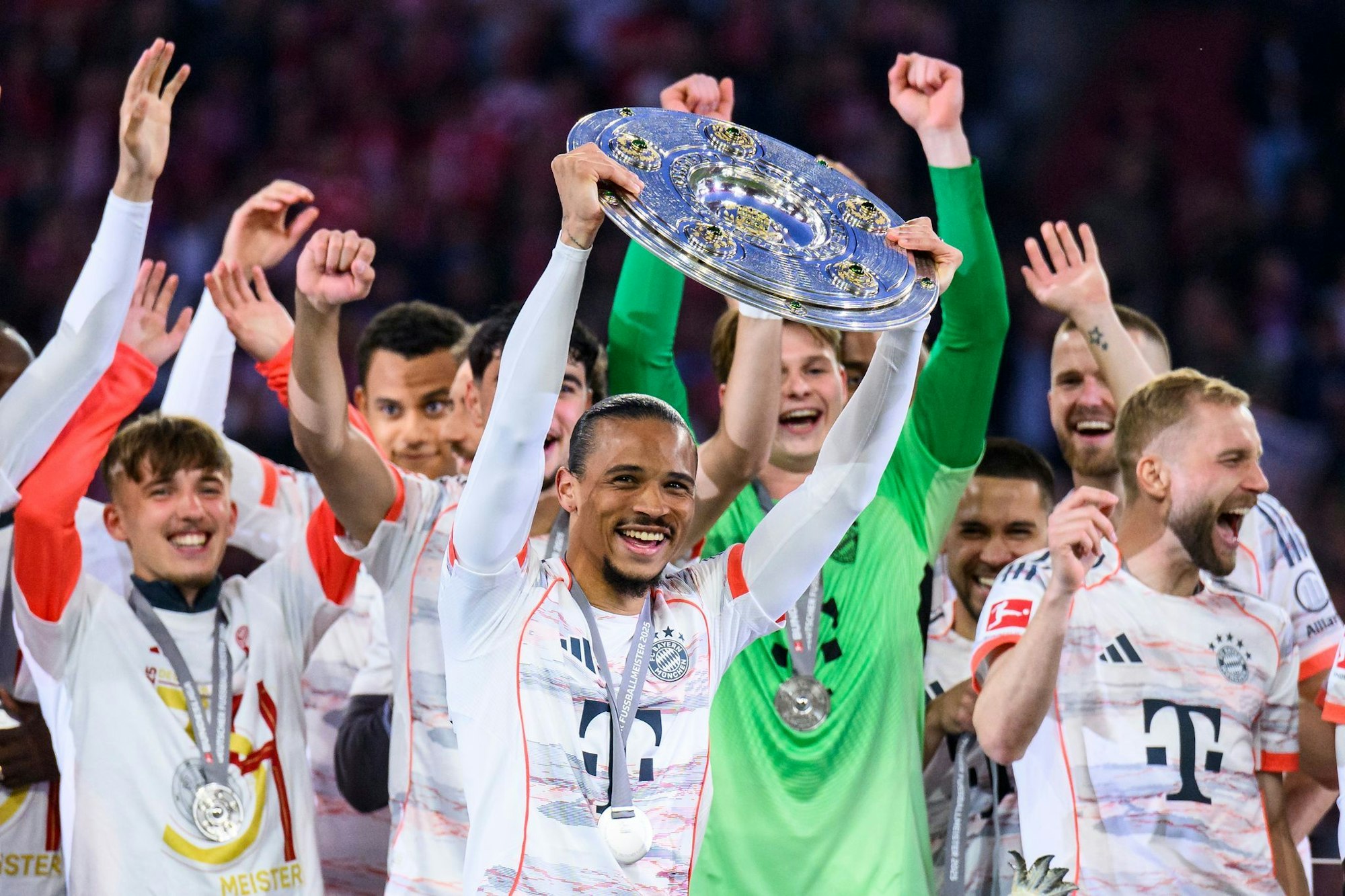 Die Zukunft von Nationalspieler Leroy Sané, hier mit der Meisterschale, ist weiter offen.