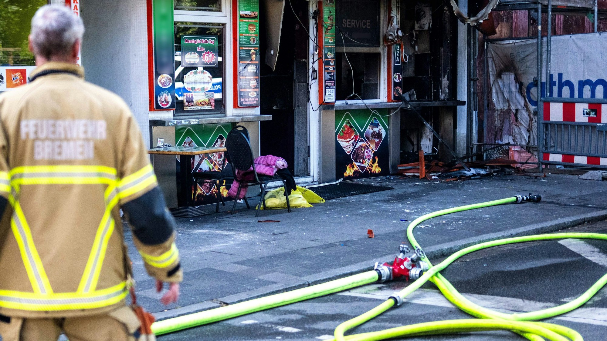 16.05.2025, Bremen: Einsatzkräfte der Feuerwehr bei einem gelöschten Brand eines Dönerladens in der Neustadt.