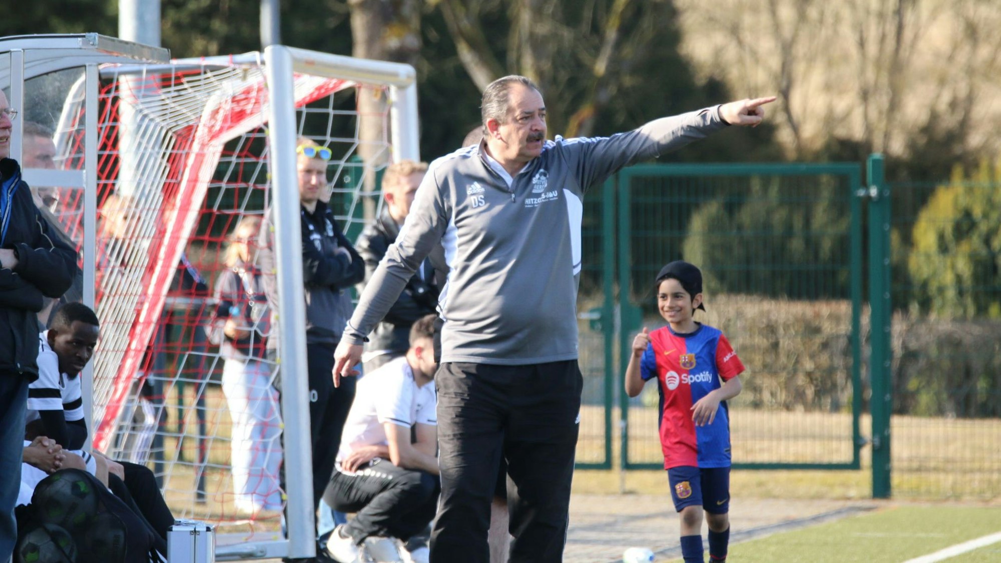 Das Bild zeigt Dirk Scheer am Spielfeldrand. Er gibt eine taktische Anweisung.