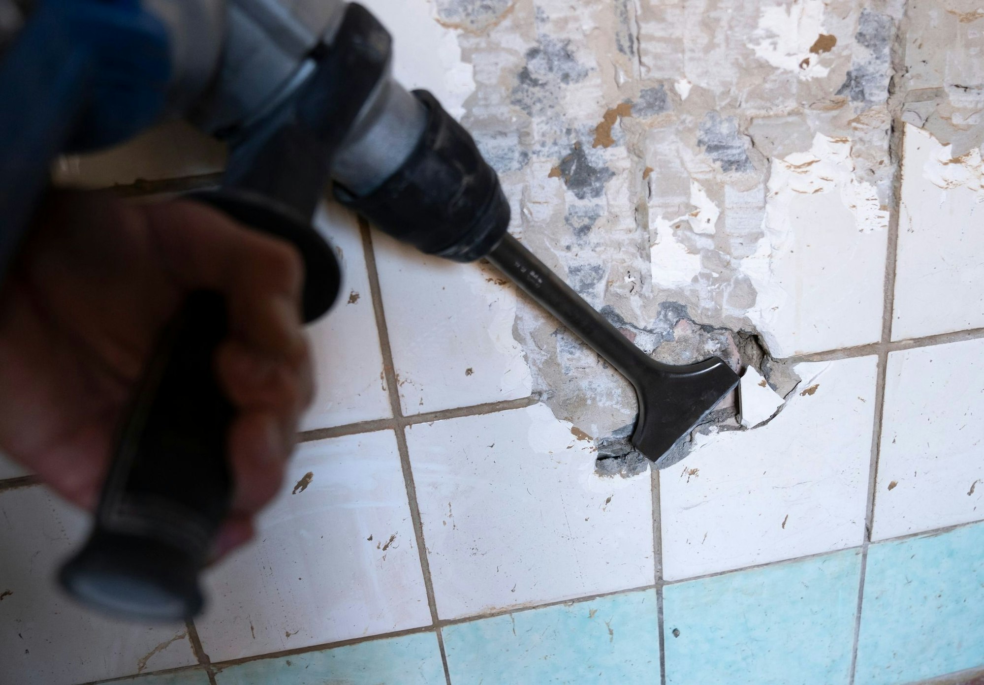 Wer Fliesen von der Wand entfernen will, kann Werkzeug wie einen Bohrhammer meist auch im Baumarkt ausleihen.