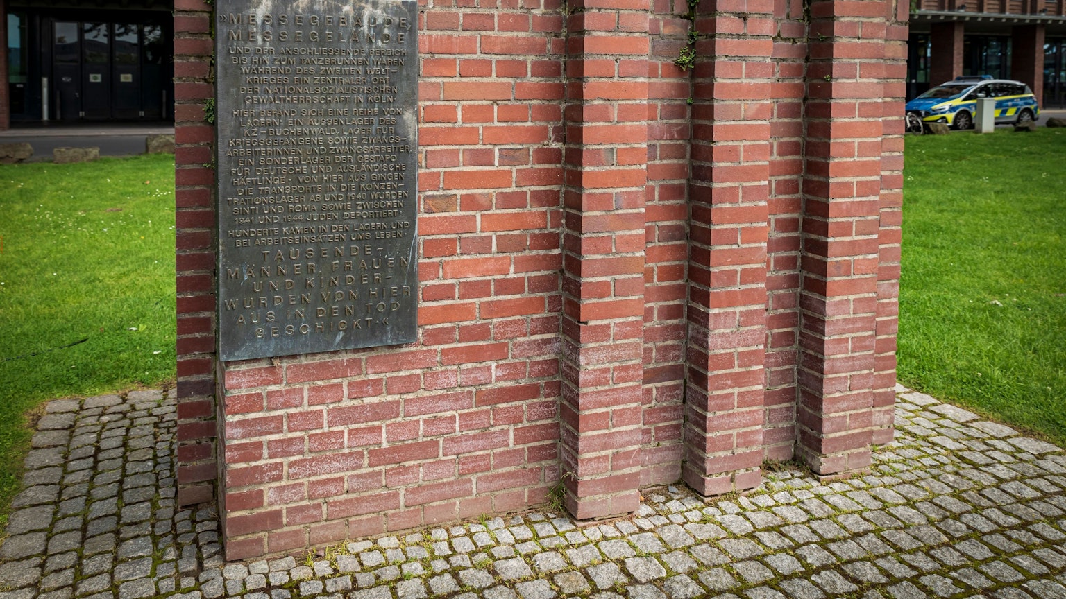 Das Bild zeigt ein Mahnmal in Deutz, das an den Genozid an Roma und Sinti erinnern soll.