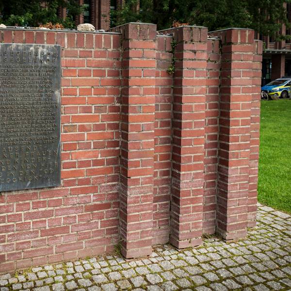 Das Bild zeigt ein Mahnmal in Deutz, das an den Genozid an Roma und Sinti erinnern soll.