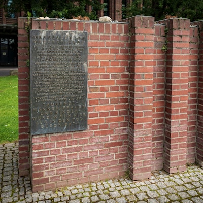 Das Bild zeigt ein Mahnmal in Deutz, das an den Genozid an Roma und Sinti erinnern soll.