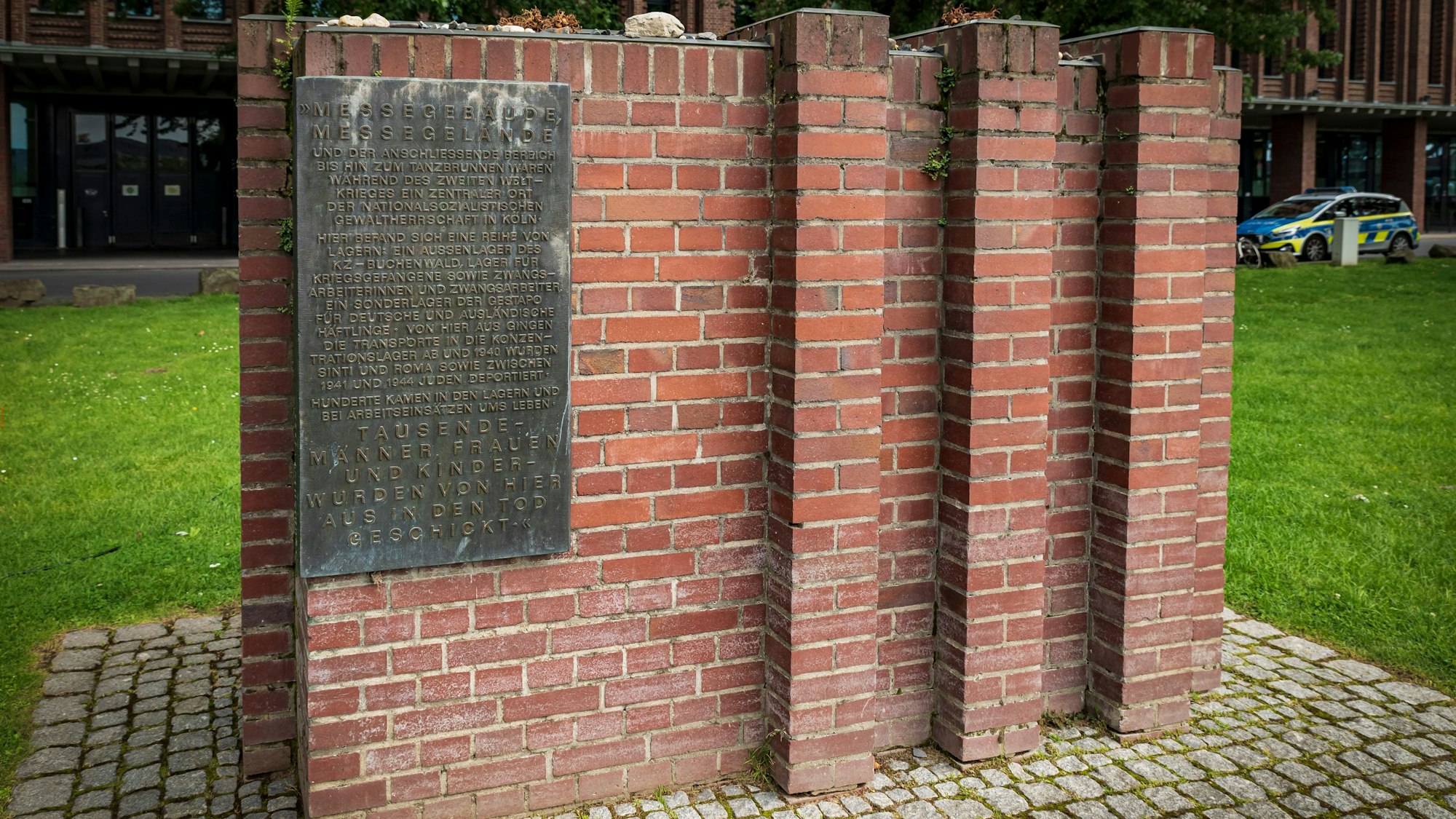 Das Bild zeigt ein Mahnmal in Deutz, das an den Genozid an Roma und Sinti erinnern soll.
