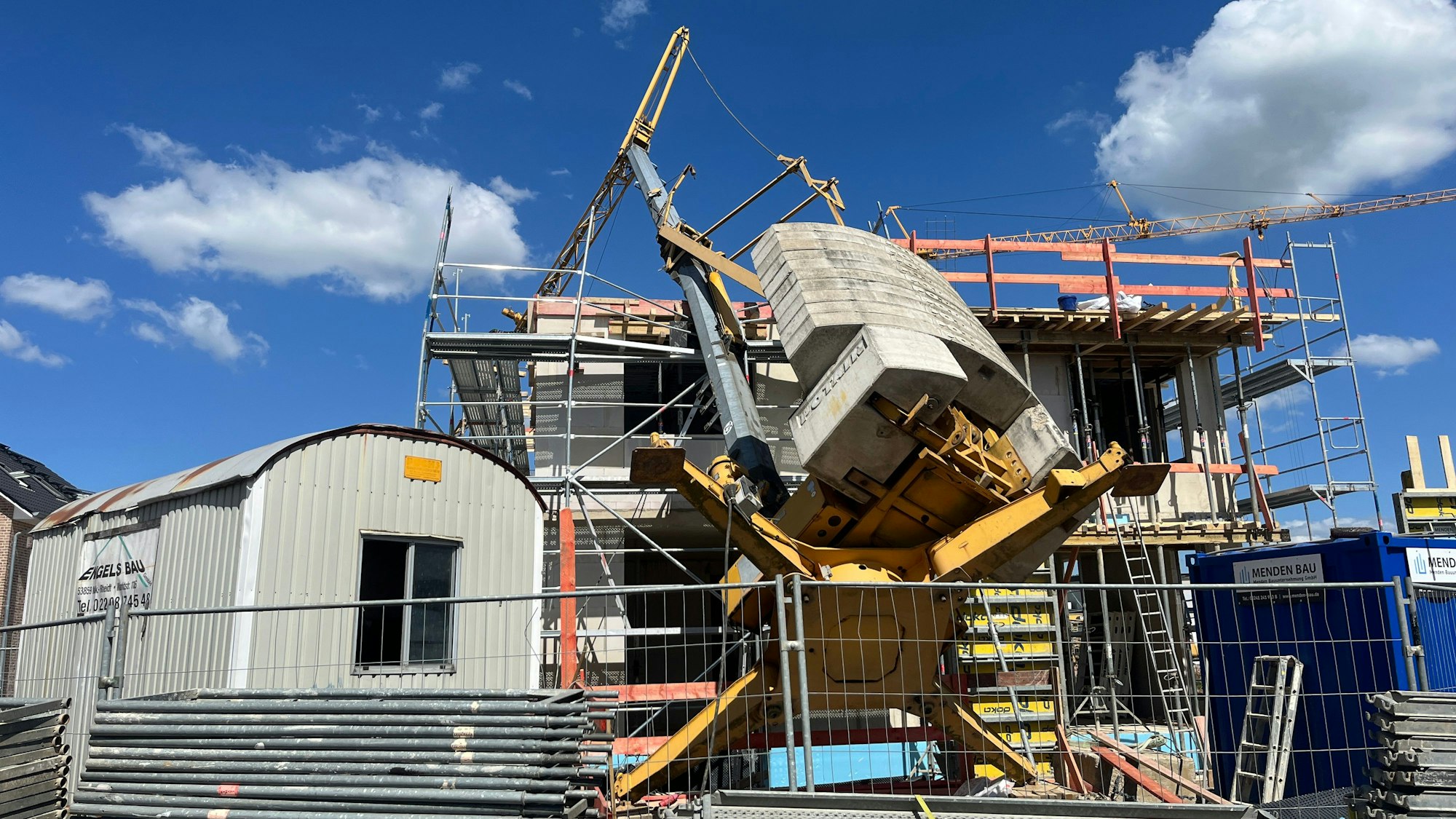 In Niederkassel-Rheidt ist in ienem Neubaugebiet am Brombeerweg ein Baukran umgestürzt. Er beschädigte das Haus, drei Autos udn einen Lastwagen. Verletzt wurde niemand.