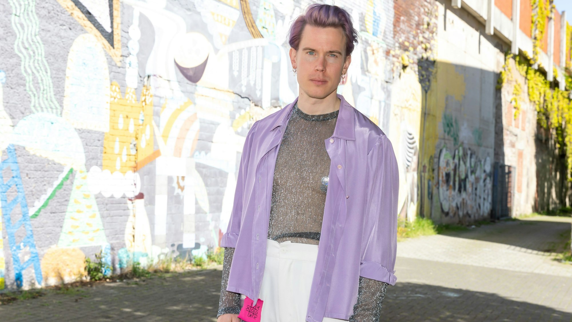 Der Kölner Rapper Conny in Ehrenfeld: Der letzte Teil seiner Albumtrilogie ist am 16. Mai erschienen.