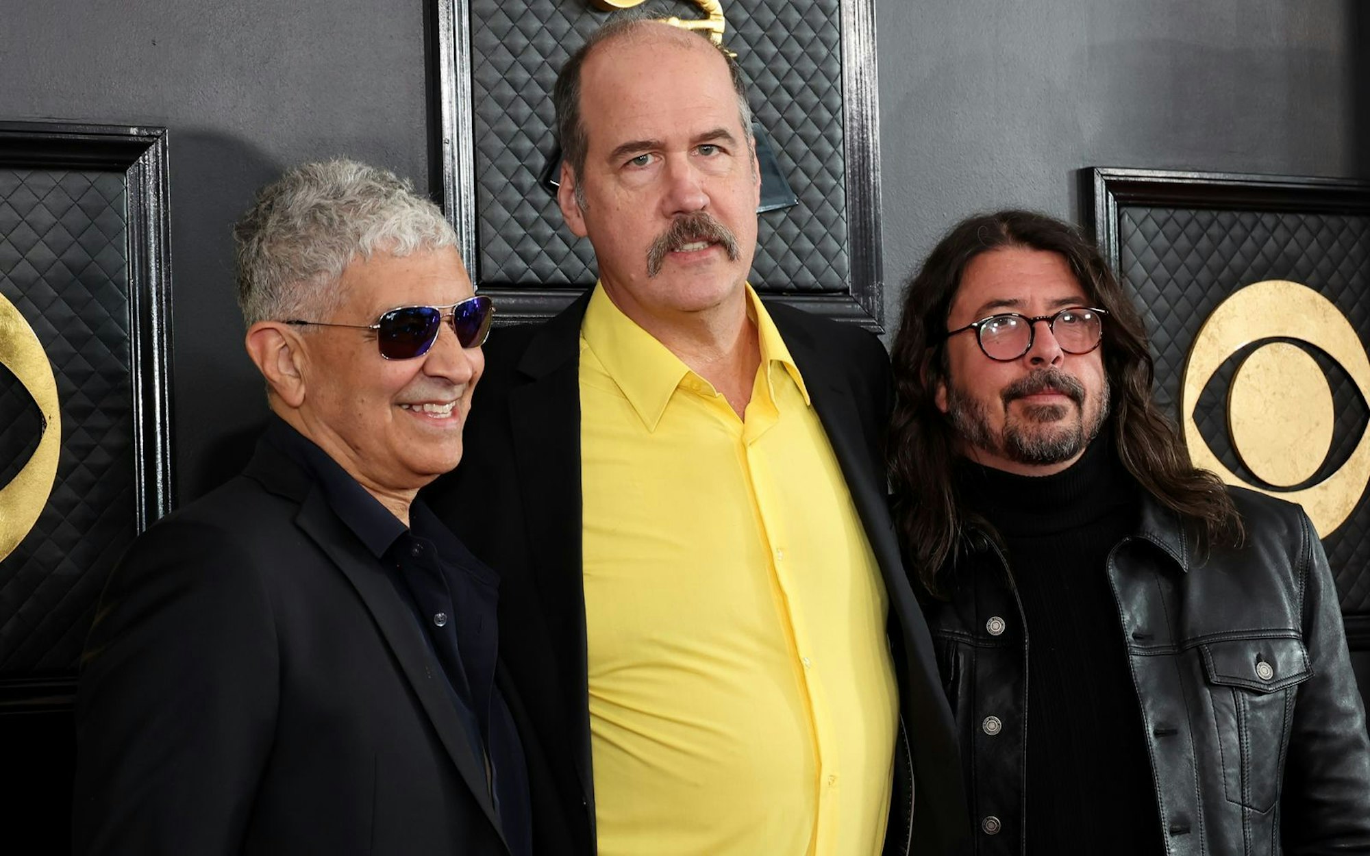 Die ehemaligen Nirvana-Mitglieder Novoselic (Mitte), Dave Grohl (rechts) sowie Tourgitarrist Pat Smear (links) treten sporadisch gemeinsam in der Öffentlichkeit auf, um das Erbe ihrer Band aufrechzuerhalten. (Bild: 2023 Getty Images/Amy Sussman)