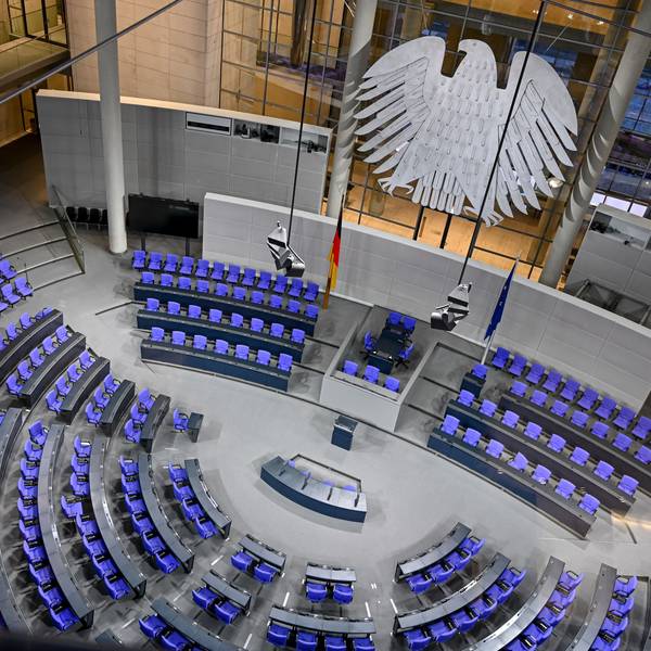 Der Plenarsaal des Deutschen Bundestages ist am Morgen nach der Wahl leer.