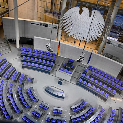 Der Plenarsaal des Deutschen Bundestages ist am Morgen nach der Wahl leer.