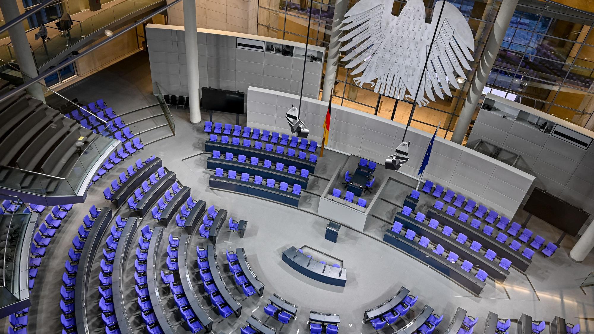 Der Plenarsaal des Deutschen Bundestages ist am Morgen nach der Wahl leer.