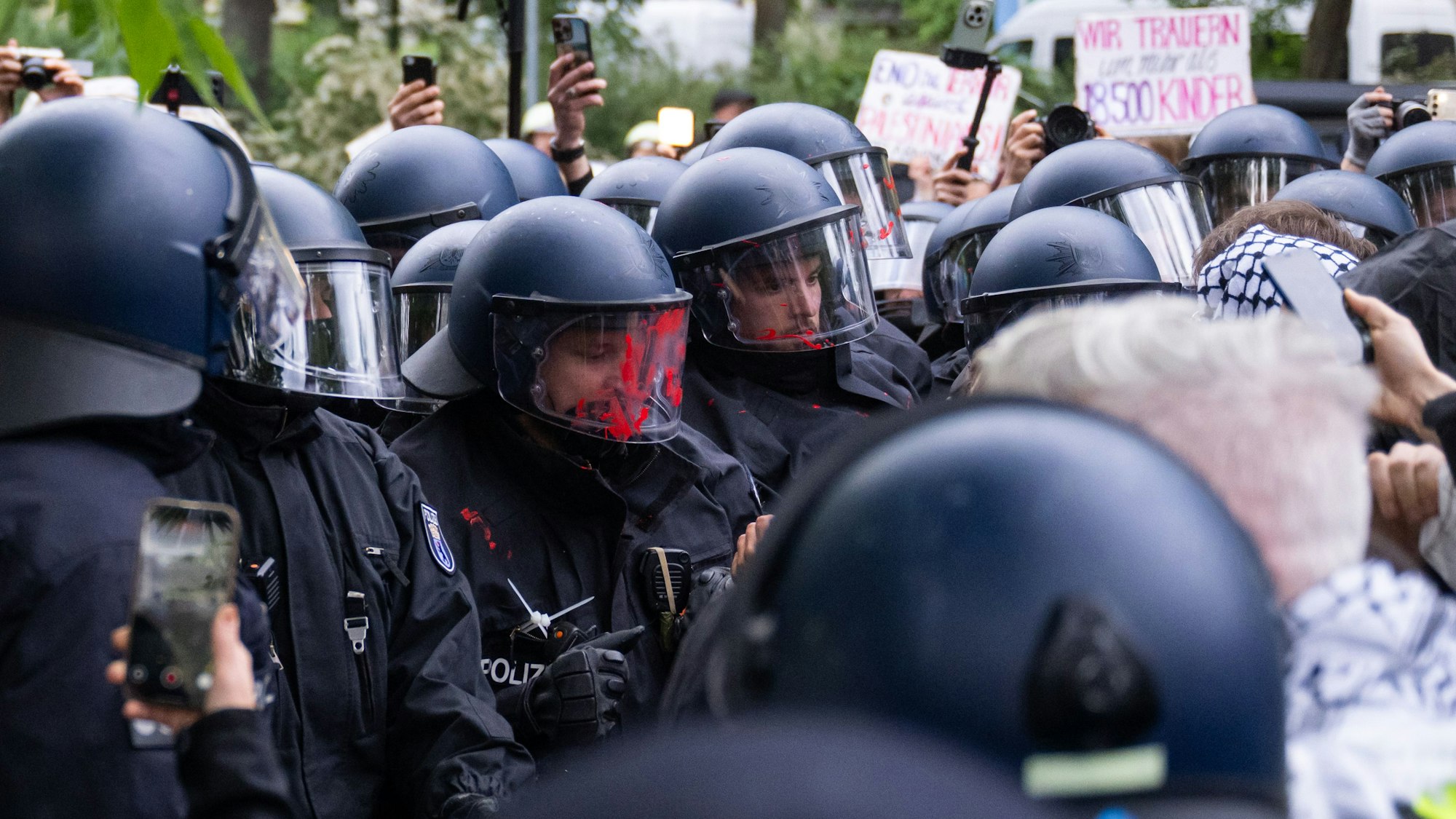 Ein Polizist hat bei einer Propalästinensischen Demonstrationen am 77. Nakba-Tag rote Farbe auf dem Visier.