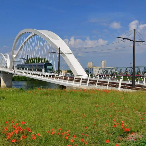 Wie diese Brücke zwischen Kehl und Straßburg könnte Brücke aussehen, über die die geplante Stadtbahnlinie 17 vom linksrheinschen Köln weiter nach Niederkassel und Bonn geführt werden soll.