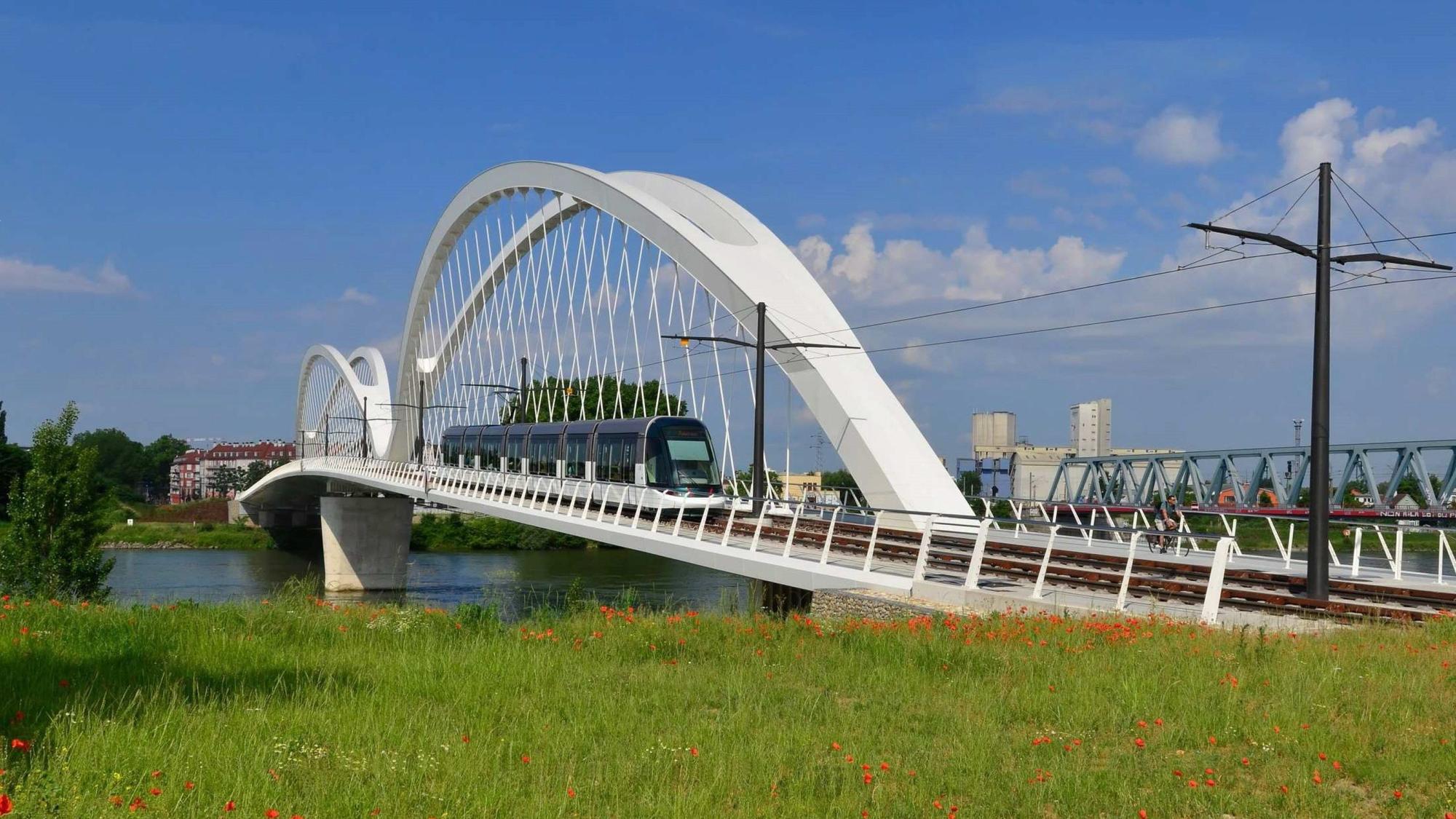Wie diese Brücke zwischen Kehl und Straßburg könnte Brücke aussehen, über die die geplante Stadtbahnlinie 17 vom linksrheinschen Köln weiter nach Niederkassel und Bonn geführt werden soll.