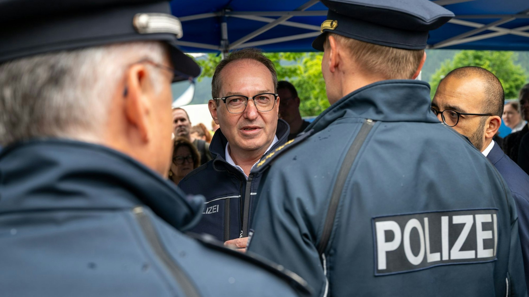 Wenige Stunden nach seinem Amtsantritt ordnete Bundesinnenminister Alexander Dobrindt (CSU) an, auch Asylsuchende an den Grenzen zurückzuweisen.