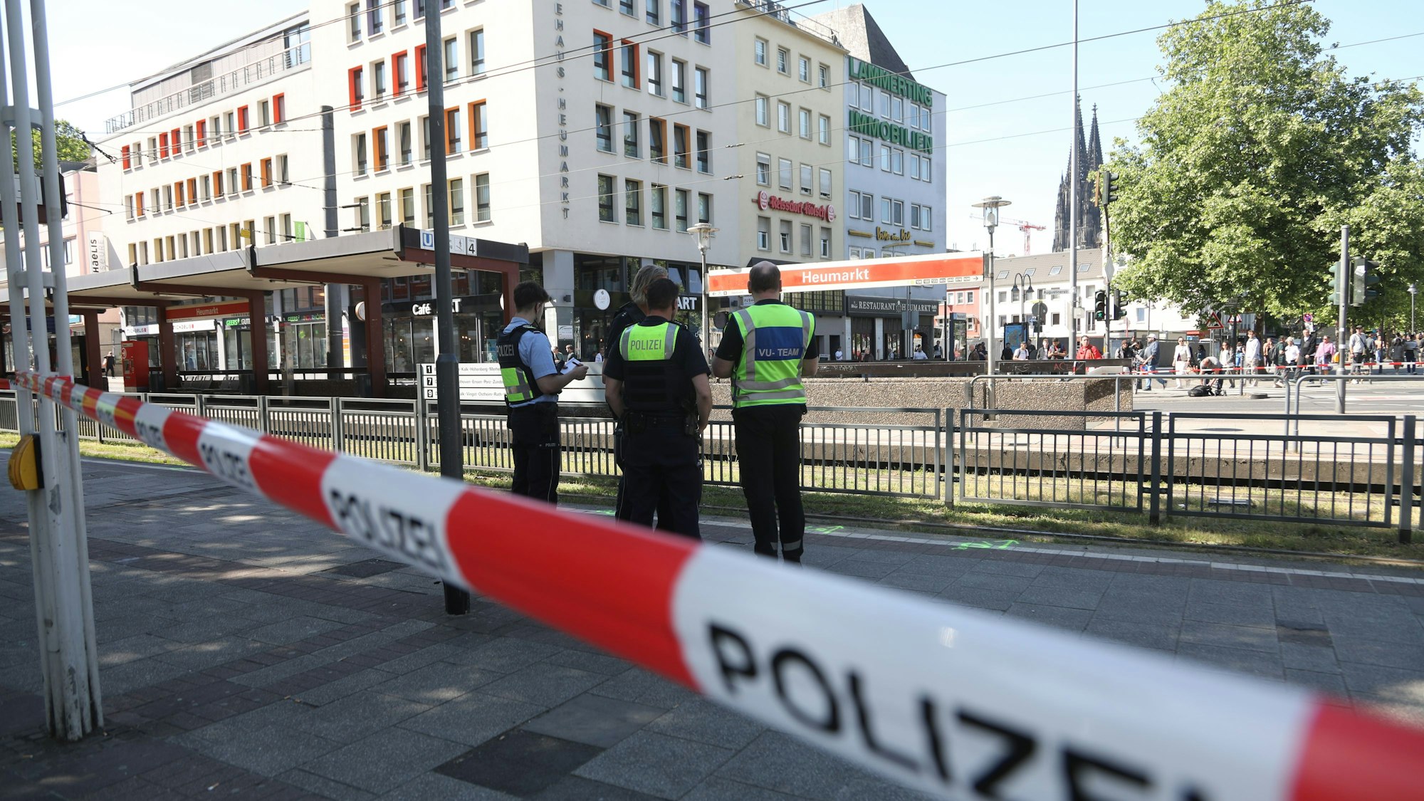Der Verkehr der Stadtbahn wurde für die Dauer der Unfallaufnahme in beide Richtungen gesperrt.