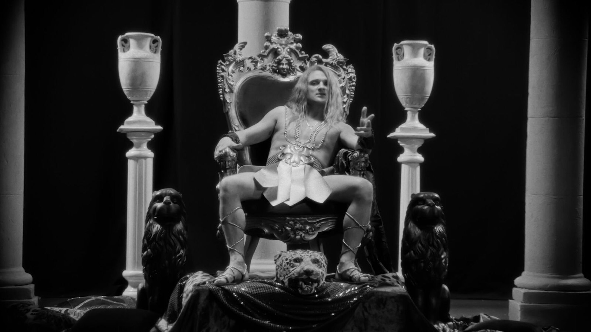 Messiah (Florian Lukas) in einem Musikvideo aus den 90-ern: Die Macher der Serie, deren Idee aus Israel stammt, nehmen die Ästhetik der Zeit in wunderbaren Retro-Bildern aufs Korn. (Bild: Joyn / Thomas Mikule)
