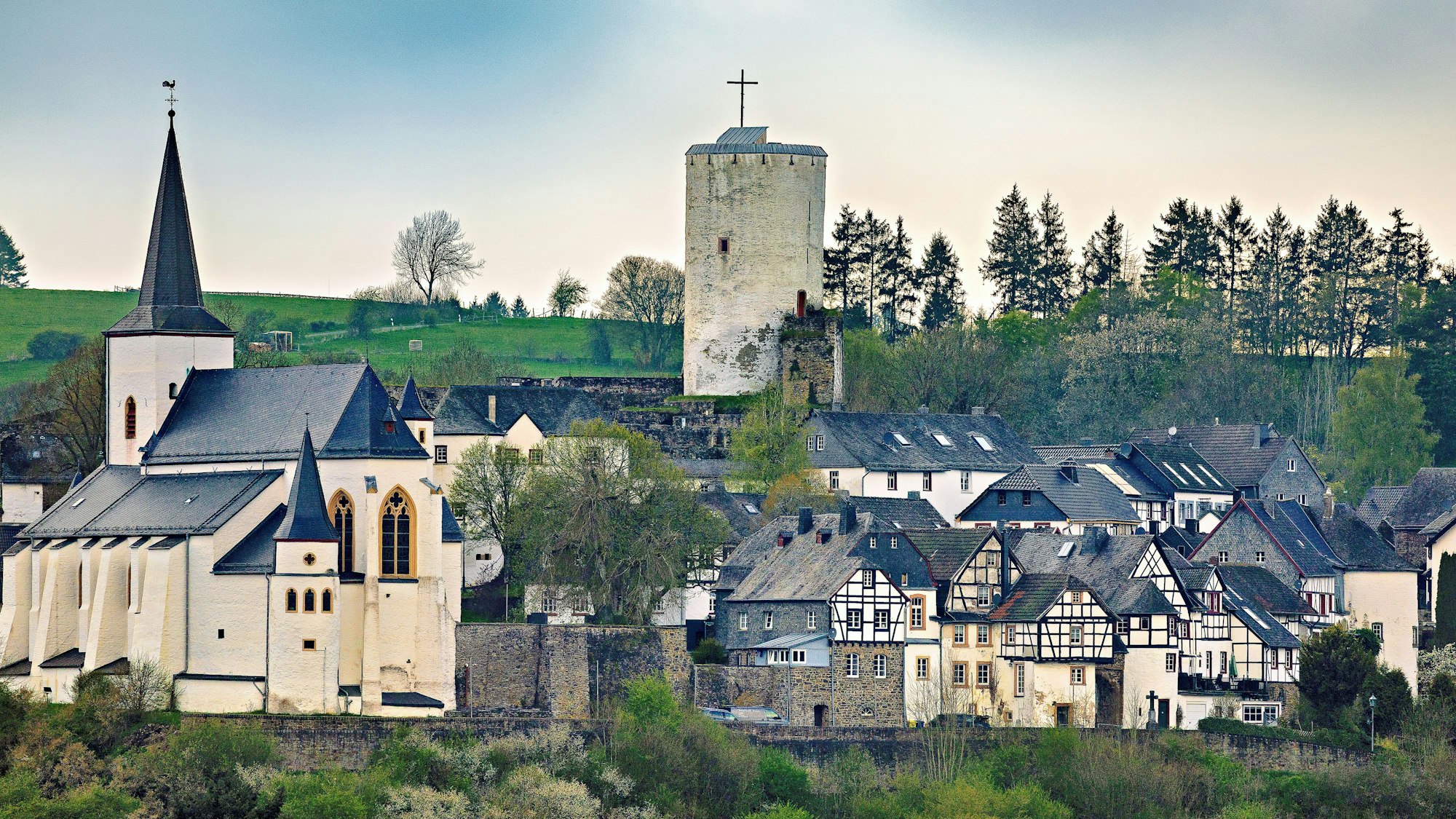 Blick auf das Dorf Reifferscheid mit Kirche, Burg und alten Fachwerkhäusern.