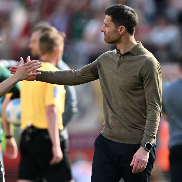 ARCHIV - 26.04.2025, Nordrhein-Westfalen, Leverkusen: Fußball: Bundesliga, Bayer Leverkusen - FC Augsburg, 31. Spieltag, BayArena, Leverkusens Florian Wirtz und Trainer Xabi Alonso stehen nach dem Spiel auf dem Platz. (zu dpa: «Alonso vertraut Wirtz und lässt eigene Zukunft offen») Foto: Federico Gambarini/dpa +++ dpa-Bildfunk +++
