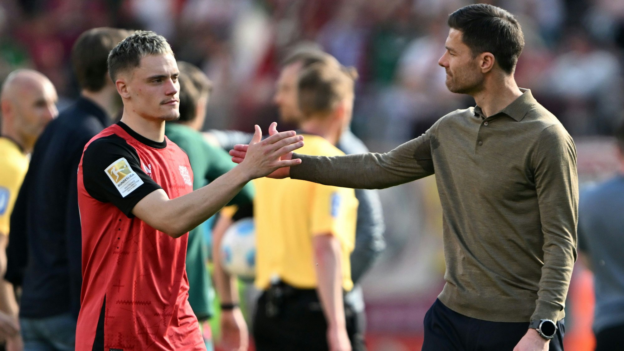 ARCHIV - 26.04.2025, Nordrhein-Westfalen, Leverkusen: Fußball: Bundesliga, Bayer Leverkusen - FC Augsburg, 31. Spieltag, BayArena, Leverkusens Florian Wirtz und Trainer Xabi Alonso stehen nach dem Spiel auf dem Platz. (zu dpa: «Alonso vertraut Wirtz und lässt eigene Zukunft offen») Foto: Federico Gambarini/dpa +++ dpa-Bildfunk +++