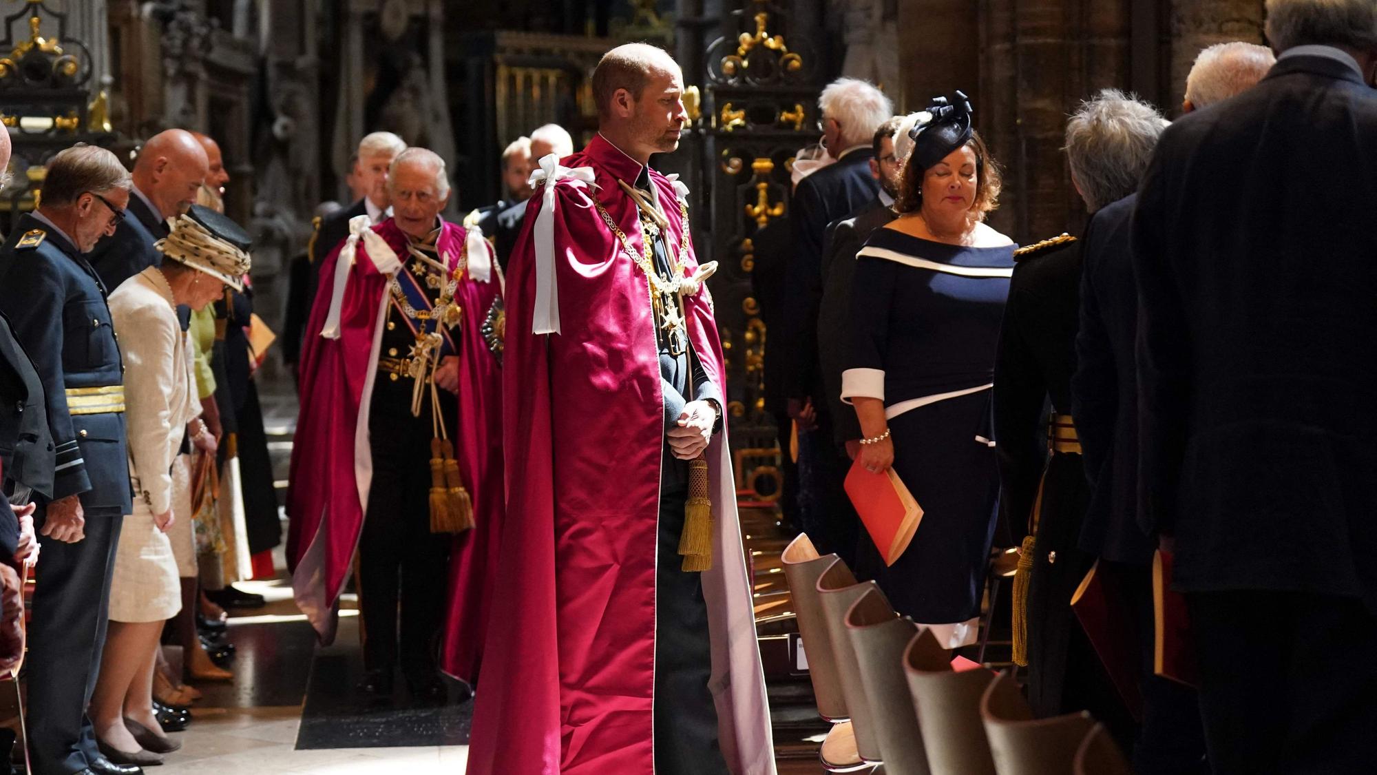 Der Thronfolger und der König (im Hintergrund) beim Festakt zum 300-jährigen Bestehen des Order of the Bath in der Westminster Abbey.