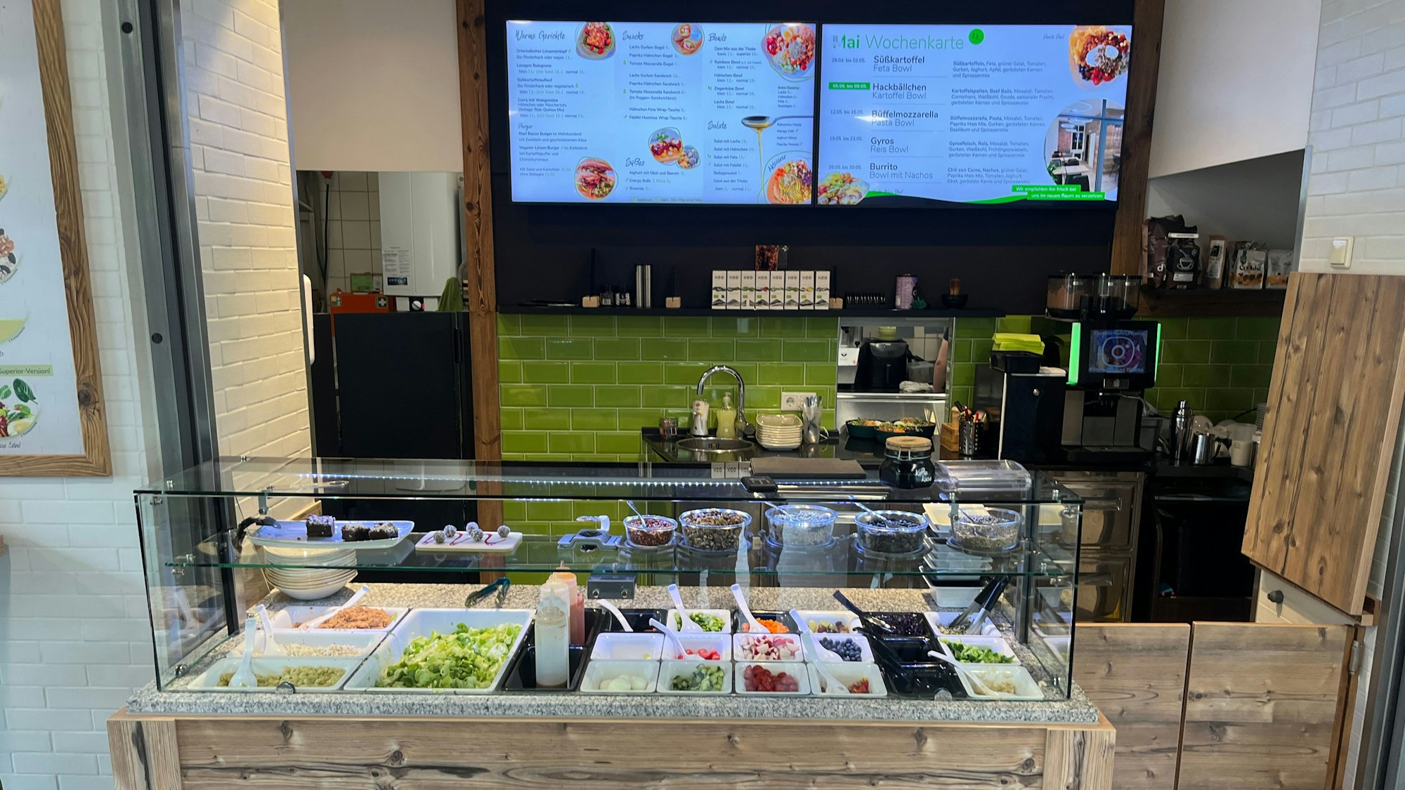 Die Theke ist prall gefüllt mit gesunden, regionalen und weitgehend Bio-zertfizierten Zutaten.