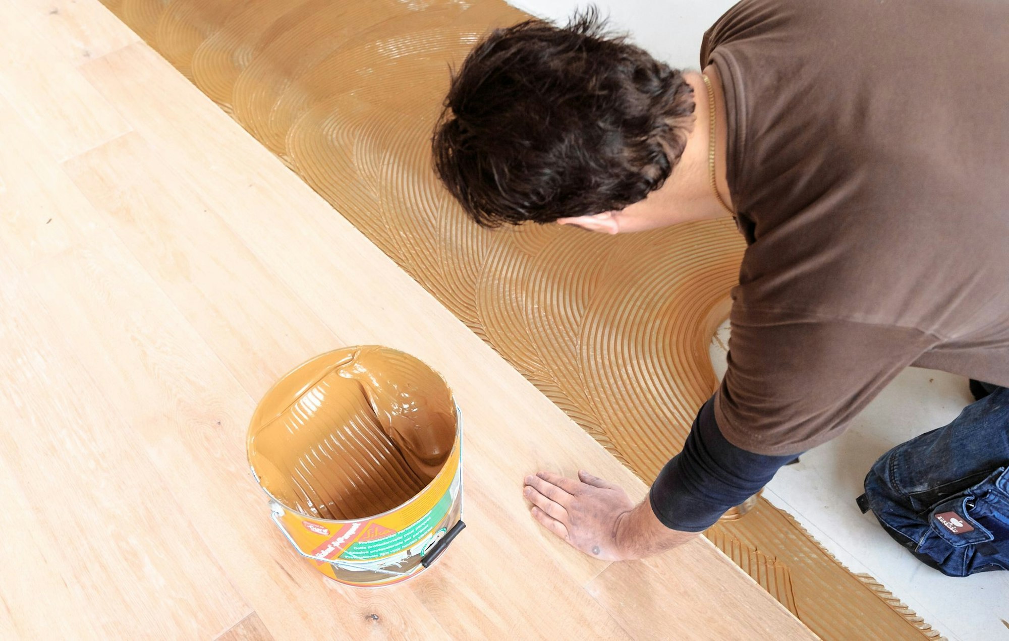Das nötige Wissen für aufwendige DIY-Projekte können sich Heimwerker etwa bei Kursen im Baumarkt aneignen.