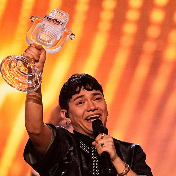 Der Gewinner des Eurovision Song Contest JJ aus Österreich hält auf der Bühne die Trophäe hoch, die er mit dem Lied ‚Wasted Love‘ während des großen Finales des 69. Eurovision Song Contest (ESC 2025) gewonnen hat.