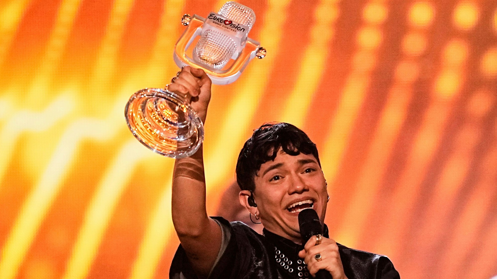 Der Gewinner des Eurovision Song Contest JJ aus Österreich hält auf der Bühne die Trophäe hoch, die er mit dem Lied ‚Wasted Love‘ während des großen Finales des 69. Eurovision Song Contest (ESC 2025) gewonnen hat.