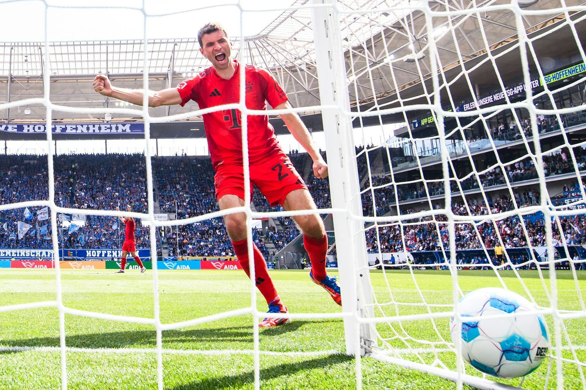Als würde er den Ball ins Tor brüllen: Thomas Müller.