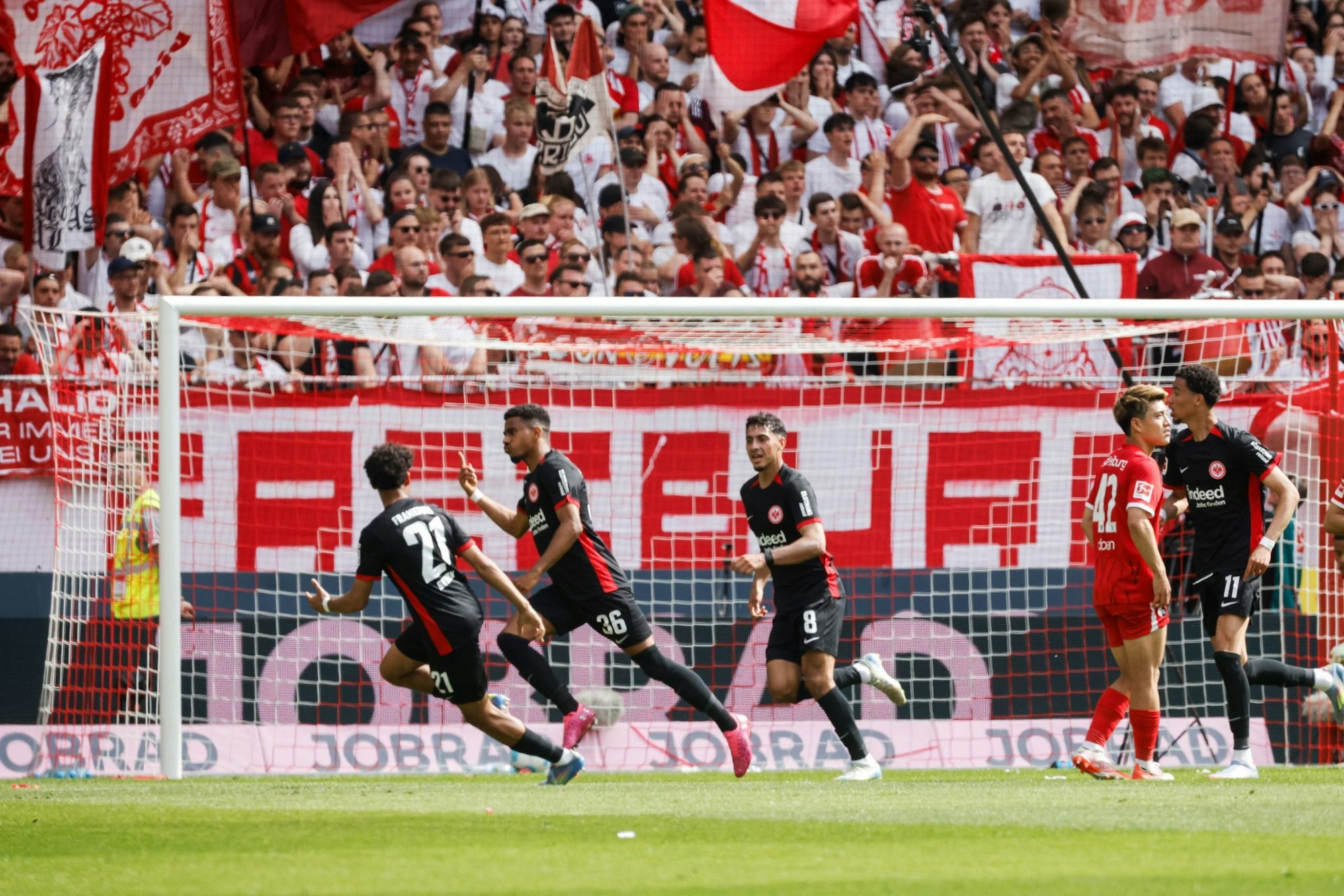 Frankfurts Profis jubeln über das Erreichen der Champions League.
