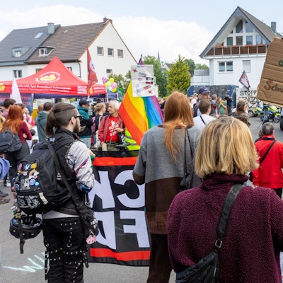 17.05.2025
Köln:
Die Stadtverwaltung Köln stellt dem AfD Kreisverband Köln Räume in der Schule Erich-Gutenberg Berufskolleg. Dagegen will die Initiative „Mülheim gegen Rechts“ unter dem Motto „AfD raus aus den Schulen!“ protestieren.
Foto: Martina Goyert