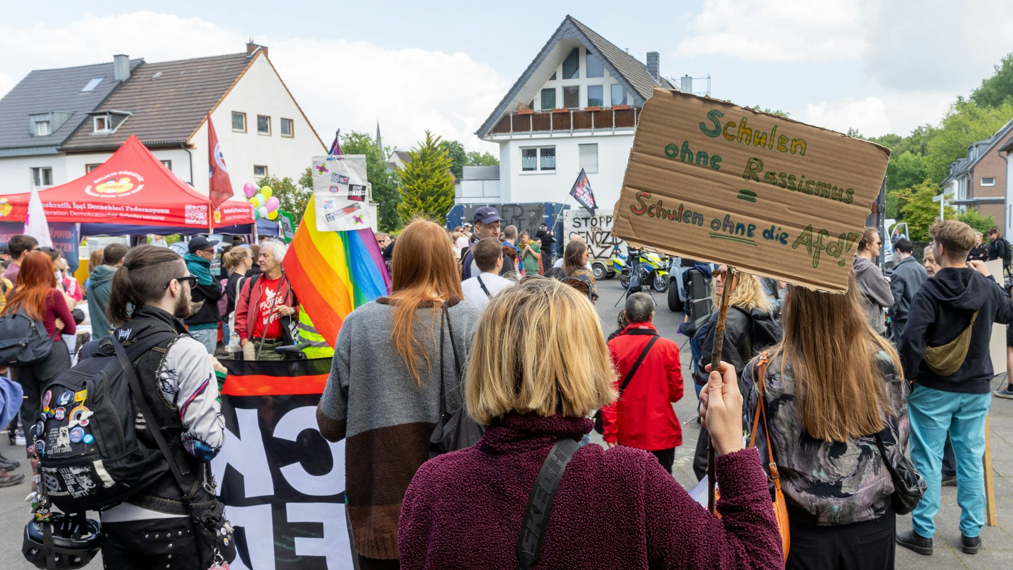 17.05.2025
Köln:
Die Stadtverwaltung Köln stellt dem AfD Kreisverband Köln Räume in der Schule Erich-Gutenberg Berufskolleg. Dagegen will die Initiative „Mülheim gegen Rechts“ unter dem Motto „AfD raus aus den Schulen!“ protestieren.
Foto: Martina Goyert