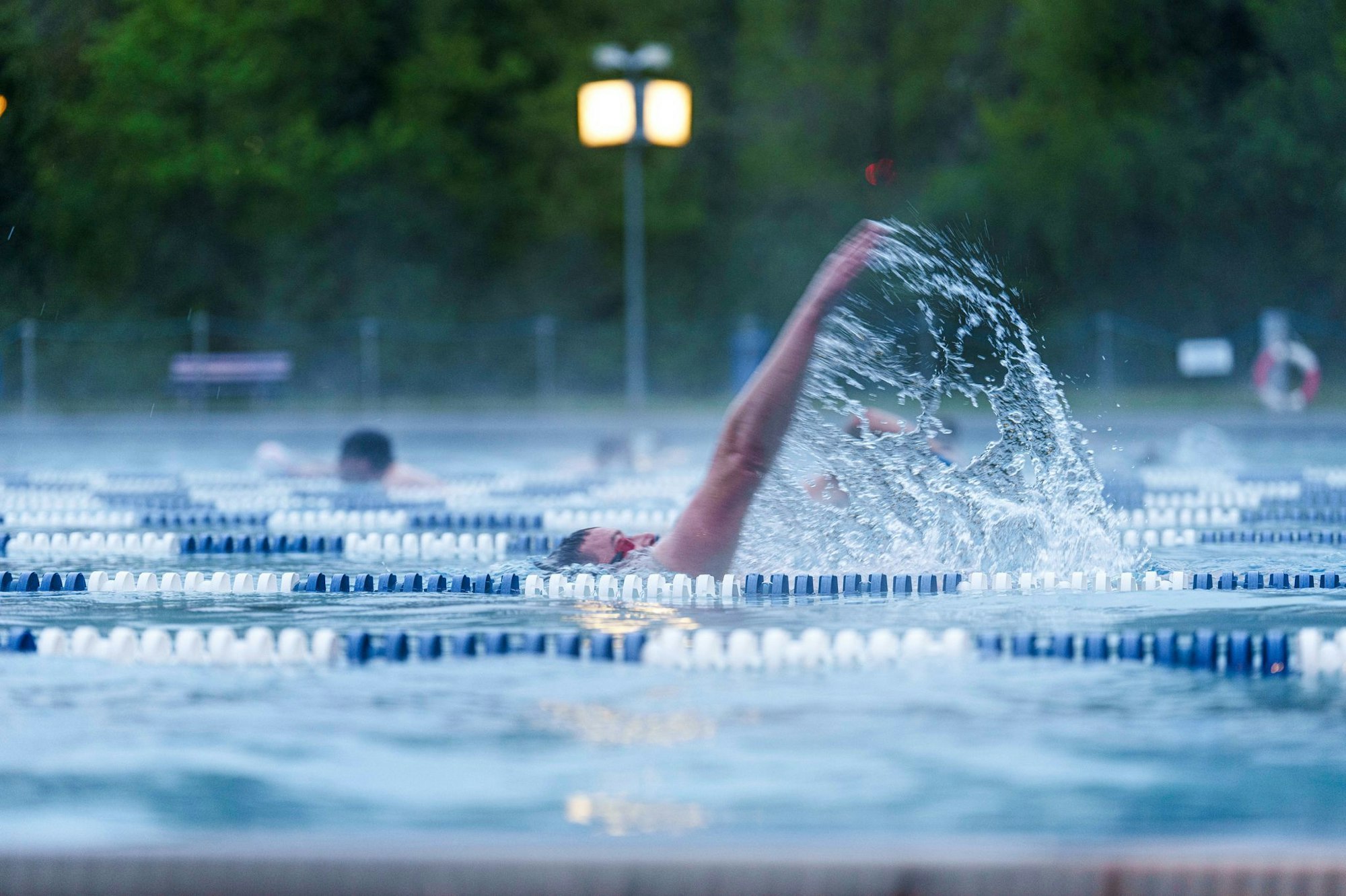 Ausdauersport wie Schwimmen hilft dabei, den Blutdruck zu regulieren. (Archivbild)