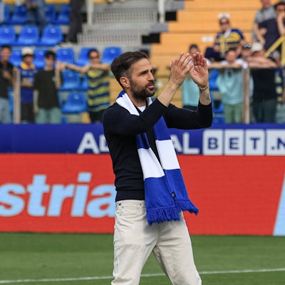CALCIO - Serie A - Parma Calcio vs Como 1907 Cesc Fabregas Head coach Como 1907 greets the fans after the match during Parma Calcio vs Como 1907, Italian soccer Serie A match in Parma, Italy, May 03 2025 Parma Italy PUBLICATIONxNOTxINxFRAxUK Copyright: xIPAxSport/ABACAx